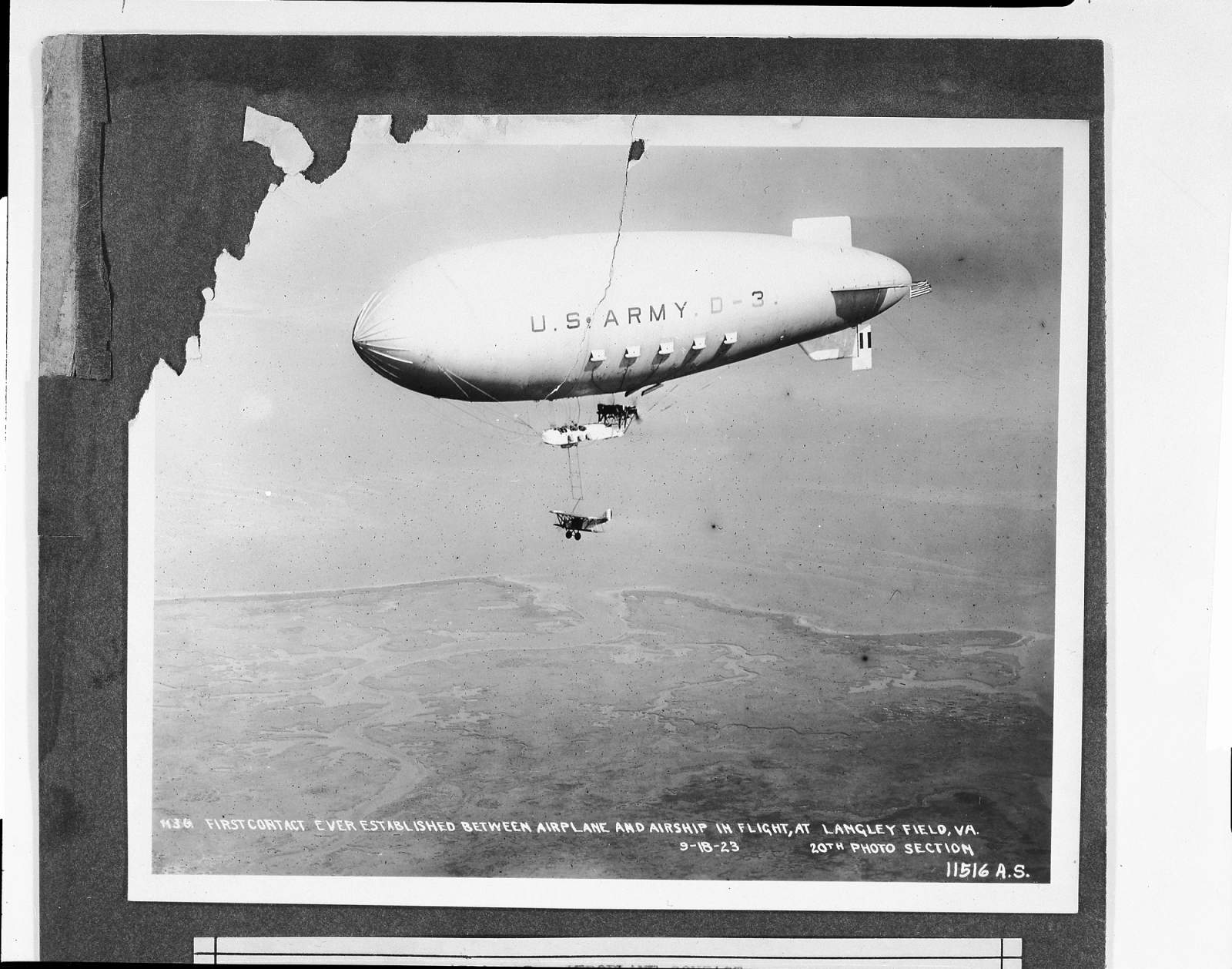 Hiroki Honjo この快挙を受けて 翌1926年には戦闘機 Gloster Grebe の発着艦が試みられますが 発進はうまくいくものの 遂に収容には成功せず とうとう英空軍は計画を放棄してしまうのでした 写真は戦闘機を搭載したr33 T Co Pimx2mwnnp
