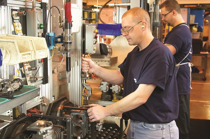 Bendix_CVS's tweet photo. Since 1980, Bendix Huntington has grown from a single building to five facilities encompassing more than 855,000 square feet. That’s 40 years of consistent and important growth, powered by our employees and the commercial vehicle industry! #growinginhuntington #bendixproud https://t.co/z4RsZ4ykru