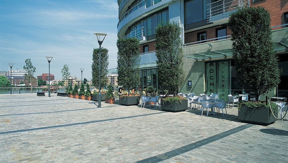 CharconUK's tweet photo. Sandstone paving and setts blend aesthetic appeal with affordability. Available in a variety of finishes, Sandstone offers the perfect alternative to indigenous natural stone https://t.co/IiQbjob6Zi #pavingproject #landscaping #hardlandscaping https://t.co/TCVW8tRdPS