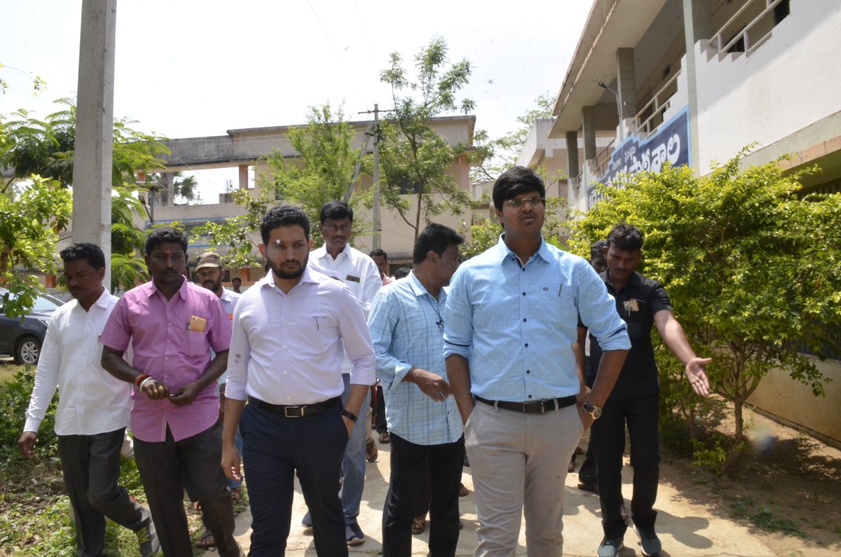 Collector_MBD's tweet photo. District Collector and PO, ITDA, Badrachalam inspected tribal welfare boys hostel erssulapuram,bayyaram https://t.co/ehlHvjQhKA