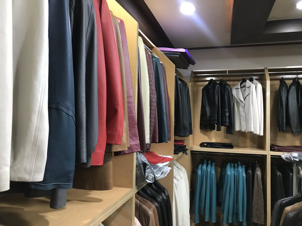 harionz's tweet photo. 신용산역 뒷골목 지나가다 발견. 일본 수출만을 전문으로 하던 공장 직영 사무실인데 작년 말부터 거래&amp;유통이 힘들어져 폐업하기로 결정하셨다고. 가죽자켓 3만원부터, 가방(카피도 일는듯..) 등 가죽제품 다양. 일요일까지만 하신다고. 가방 세개 집어옴. 자켓은 얇은 옷 입고 다시 도전.. https://t.co/g6TOvcOqV9