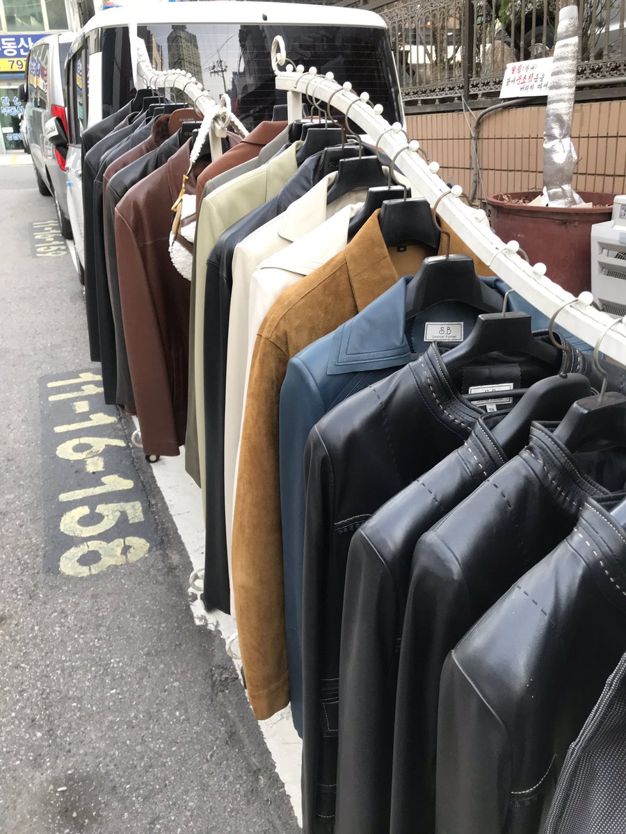 harionz's tweet photo. 신용산역 뒷골목 지나가다 발견. 일본 수출만을 전문으로 하던 공장 직영 사무실인데 작년 말부터 거래&amp;유통이 힘들어져 폐업하기로 결정하셨다고. 가죽자켓 3만원부터, 가방(카피도 일는듯..) 등 가죽제품 다양. 일요일까지만 하신다고. 가방 세개 집어옴. 자켓은 얇은 옷 입고 다시 도전.. https://t.co/g6TOvcOqV9