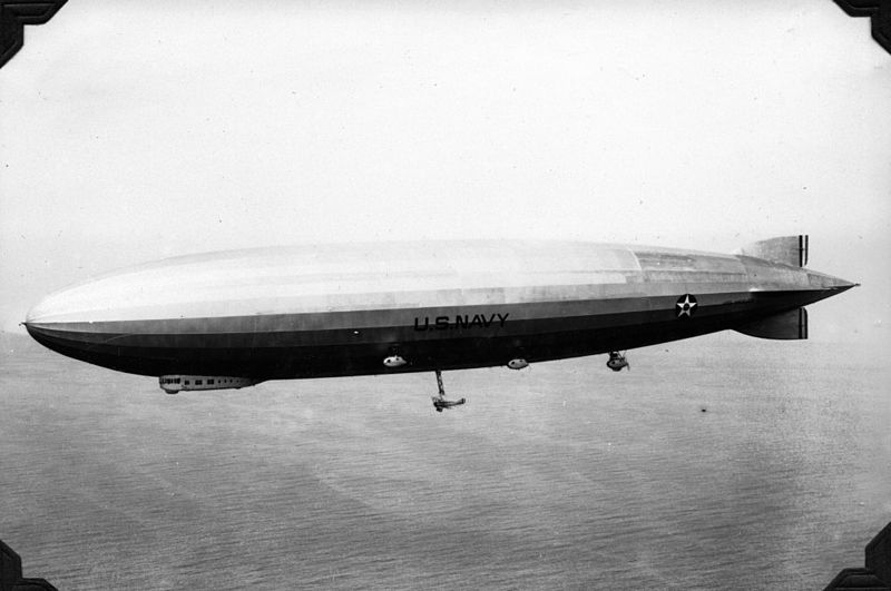 تويتر Hiroki Honjo على تويتر 空中空母の系譜 1930年代初頭 米国海軍は5機の艦載機を搭載する巨大な硬式飛行船 アクロン と メイコン を相次いで就役させました 空中空母 とも呼べる両艦ですが 飛行船から戦闘機を発進させるという構想は 第一次大戦