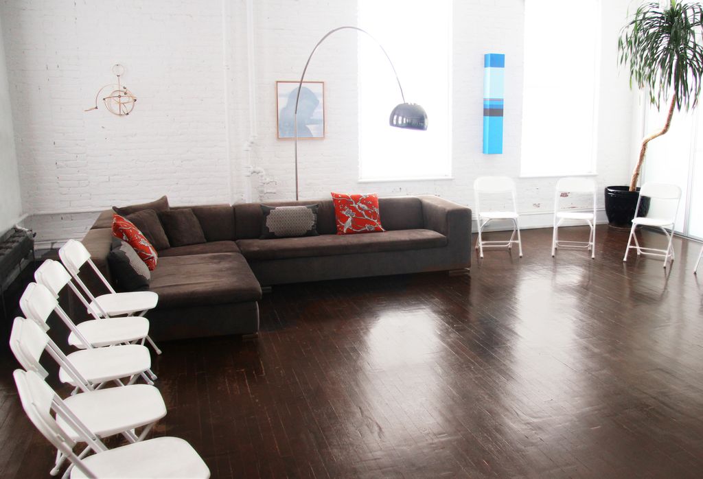 SoHoSoleil's tweet photo. SereneSite has ample space for everyone to gather around and listen to what your team has to say! 
#teamwork #pitch #offsite https://t.co/QQCKtF1gh0