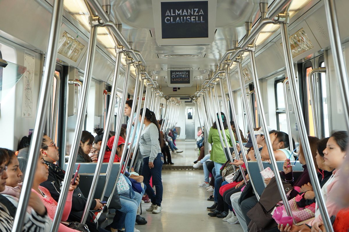 La tecnología es nuestra aliada. 🤳

En un viaje en #autobús puedes relajarte, disfrutar del paisaje, chatear...

¿Pero qué hay mejor que entretenerte viendo tu #serie preferida? 🤔

Cuéntanos cuál es tu serie favorita mientras viajas.  🗺