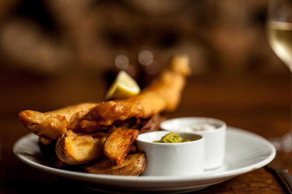 Fish Friday’s at the Woodman! You’ll be glad the weekend is here…
Our golden beer-battered fish &amp; chips are MUST try.. 🐟🍟

Book now: woodmanbattersea.co.uk

#fishandchips #fishfridays #thewoodmanbattersea #battersea #londonpub