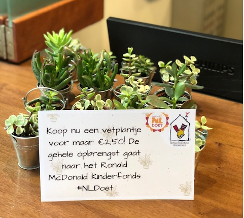 - ‘Regardz Doet’ -

13 en 14 maart staat in het teken van Regardz Doet. 
Nieuwe Buitensociëteit Zwolle is al sinds 2013 een trotse partner van het Ronald McDonald Huis in Zwolle. 

Steun jij het goede doel ook? Koop voor 2,50 een vetplantje bij de receptie!
