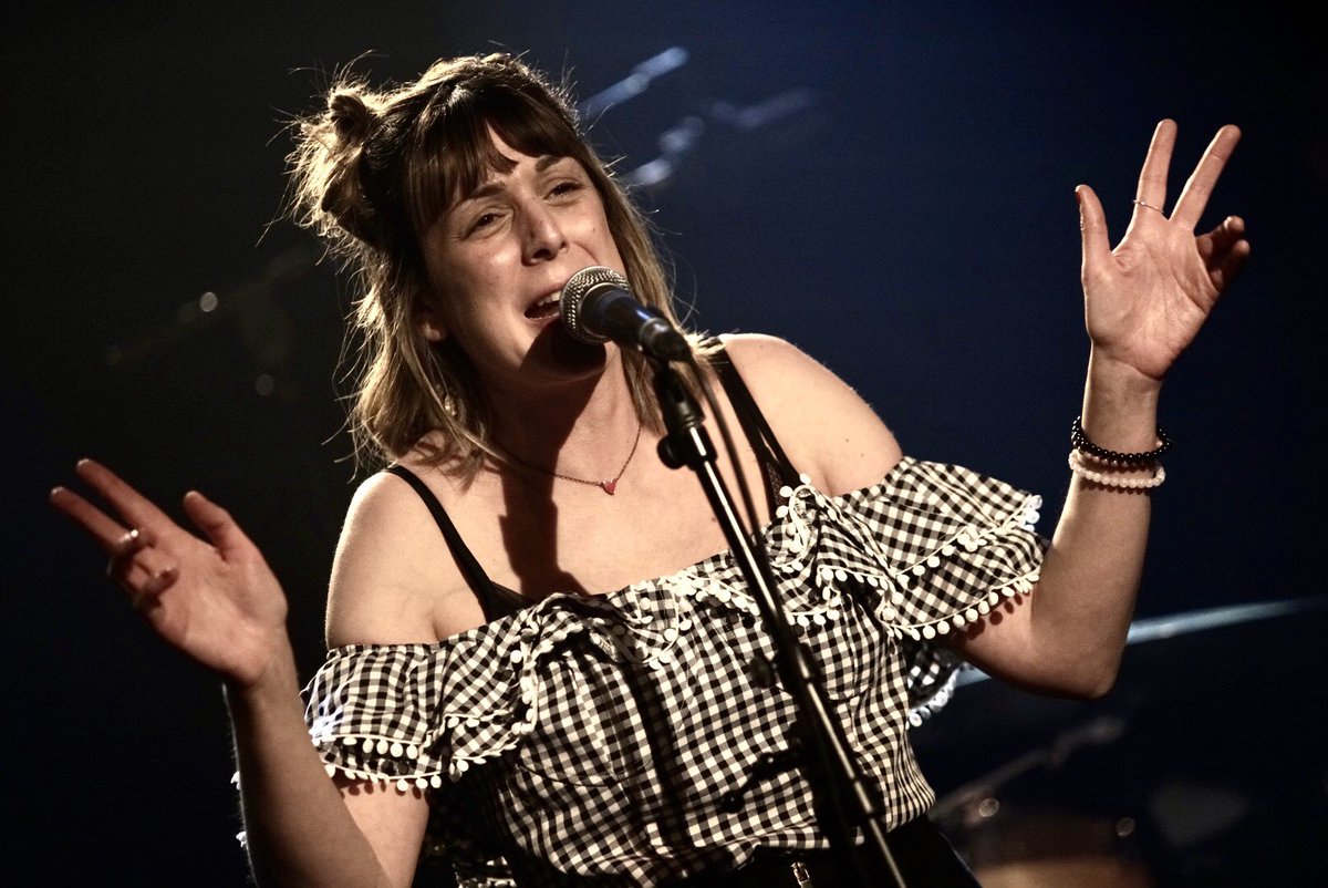 Sarah Lenka au Pédiluve avec Công Minh Pham aux claviers, Taofik Farah à la guitare et Yoann Serra à la batterie.