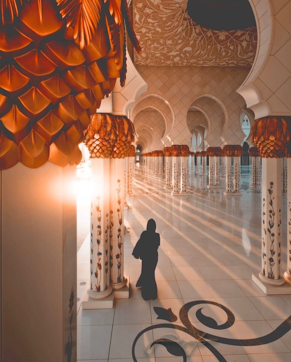 What's more beautiful than watching the sunset over the Sheikh Zayed Grand Mosque? Breathtaking shot taken by <a href="/benosaradzic/">Beno Saradzic</a> #InAbuDhabi
ما هو أجمل من مشاهدة منظر الغروب في جامع الشيخ زايد الكبير