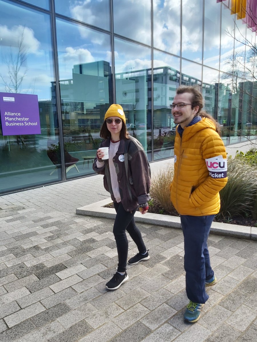 HealthPolicyGuy's tweet photo. Lindy hope teach in at the UCU AMBS picket line! @damian_hodgson @huducu @huducu @UM_UCU @evamherman1 #USSStrikesBack https://t.co/BNy9xMfWn8