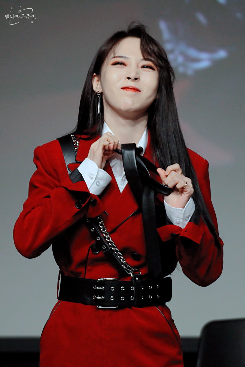 astronautMW's tweet photo. 200221 일지아트홀 팬사인회 문별
#마마무 #문별

넥타이 푸는 문별이도 사랑❤ https://t.co/sU0sHXFLgy