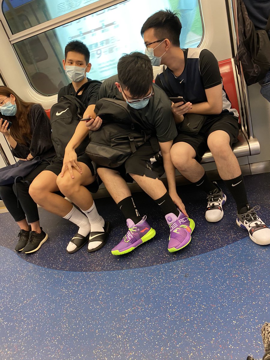 對穿 #白色長襪 的男生毫無抵抗力🤤
真想過去把他撲倒再 #猛幹 他😍
真的很性感欸🙈🙈🙈 
天氣暖就很多男生穿拖鞋白襪到處跑😛
我也是那些男生之一🤓
明天便會發梯間激情的第二章，有人要看嗎😏？