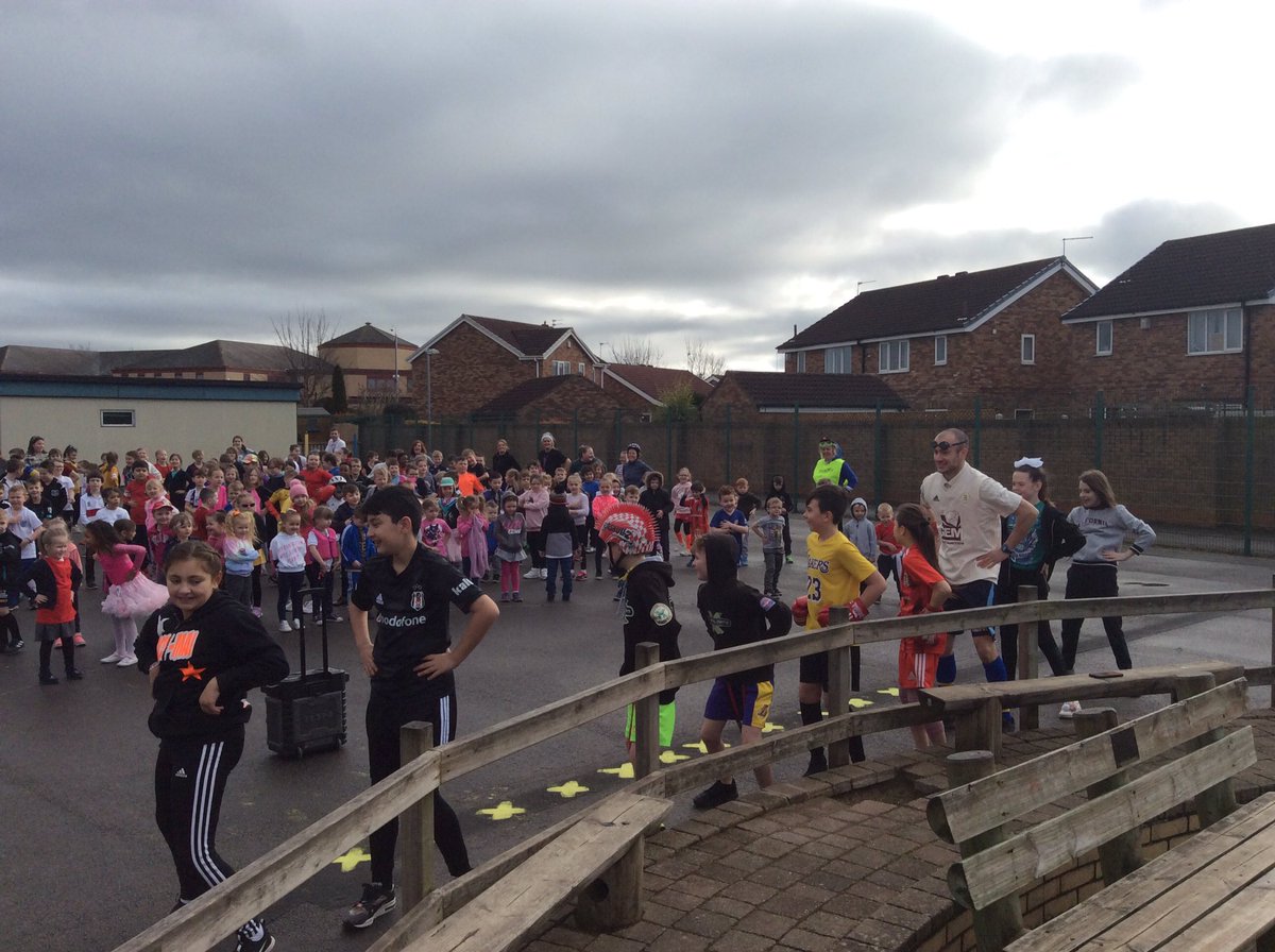 LakesideYork's tweet photo. Sport Relief got off to a great start this morning during our wake up and shake up! Great to see the whole school showing off their dance moves to classics like Cha Cha Slide and The Macarena @comicreliefsch #MakeMarchMove #LakePE https://t.co/eYwtxQaKQo