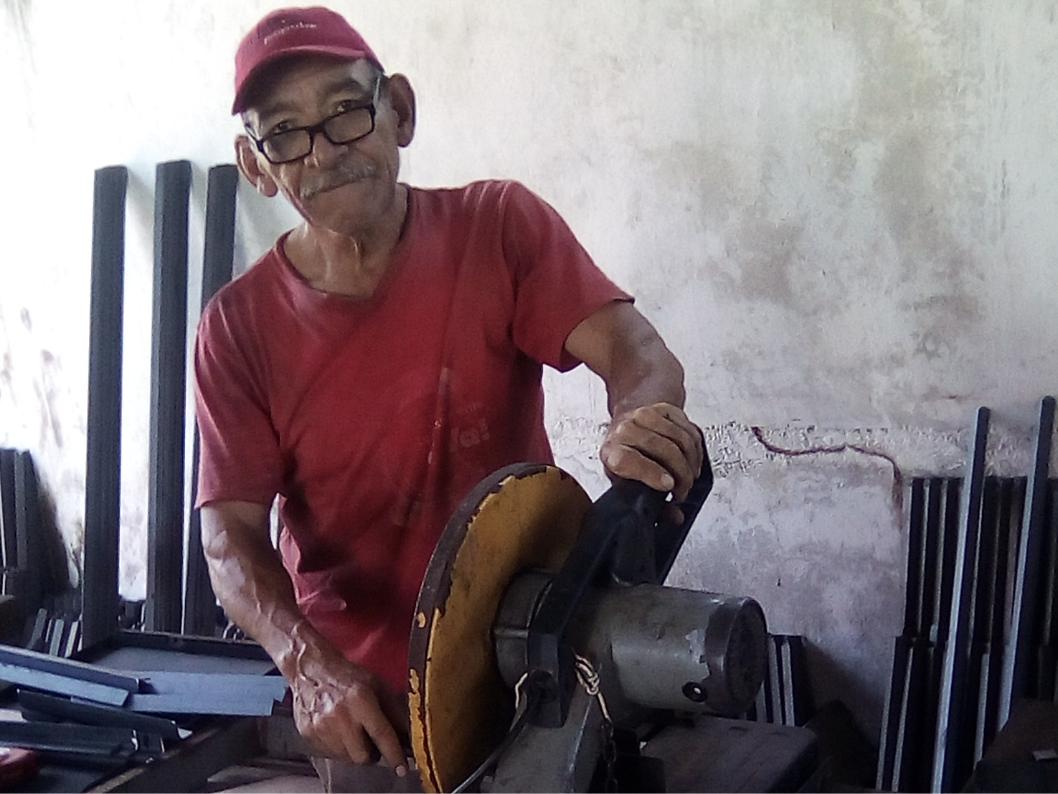Incesocialista's tweet photo. #Cojedes | Pablo Zerpa: maestro con múltiples cualidades y sentido de pertenencia institucional, colaboró en la recuperación de tres muebles de hierro forjado que se encontraba deteriorados. #13Mar #SomosInces #LogrosInces #SomosGarantíaAlimentaria https://t.co/kIgCkR7d33