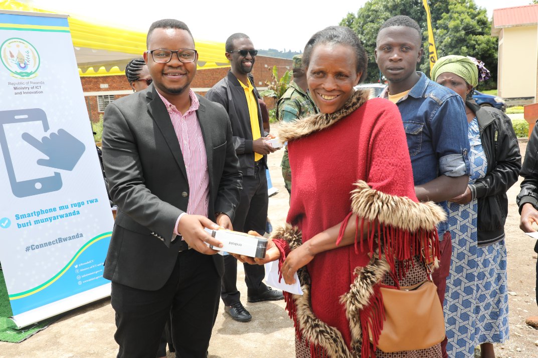 RwandaICT's tweet photo. PS @yves_Iradukunda handing over smart phones to citizens in Mukamira Sector; @NyabihuDistrict. #ConnectRwanda. https://t.co/IcnBxmT1sf