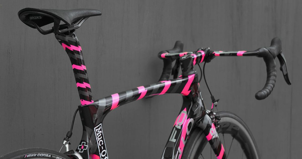 VeloSportUK's tweet photo. Riding in to the weekend like...This is the fantastic special edition Pinarello F10 from Muc-Off built with SRAM Red 22 eTap complete with ZIPP 454 NSW wheelset wrapped in Vittoria Corsa. Awesome looking bike!
#mucoff | #pinarellof10 | #zipp | #velosport https://t.co/WoByDHzw1i