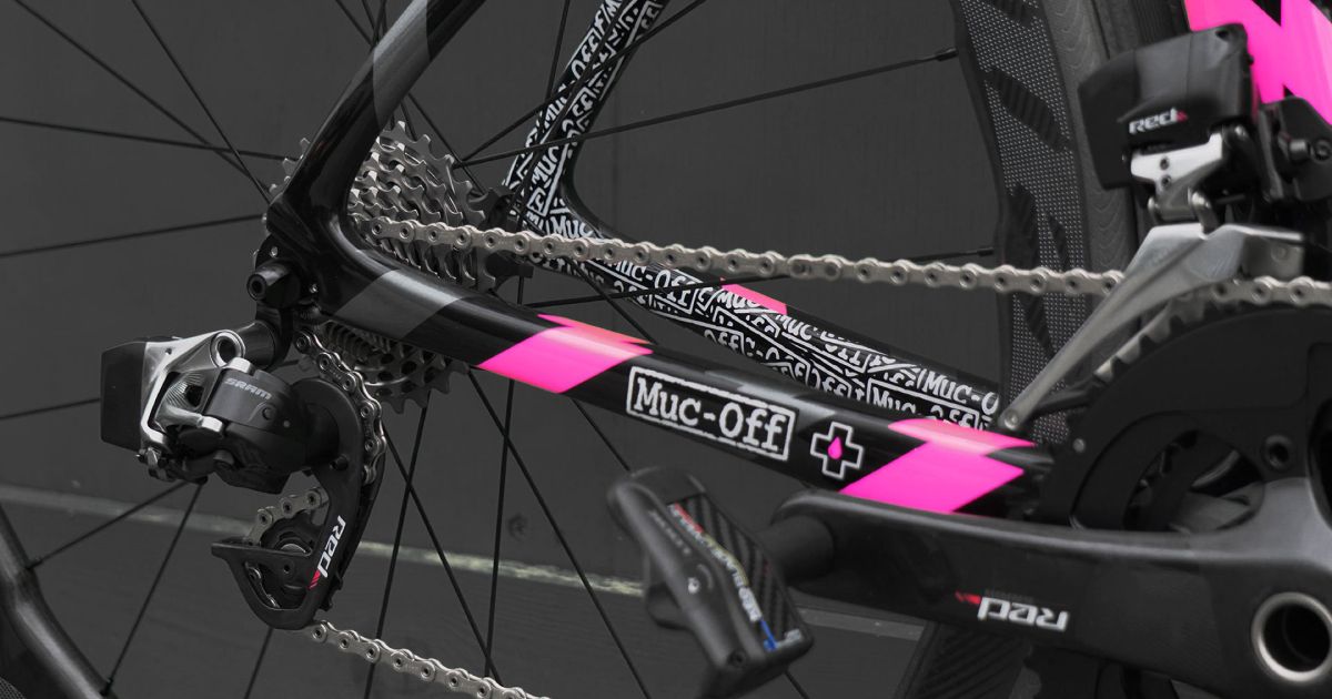 VeloSportUK's tweet photo. Riding in to the weekend like...This is the fantastic special edition Pinarello F10 from Muc-Off built with SRAM Red 22 eTap complete with ZIPP 454 NSW wheelset wrapped in Vittoria Corsa. Awesome looking bike!
#mucoff | #pinarellof10 | #zipp | #velosport https://t.co/WoByDHzw1i