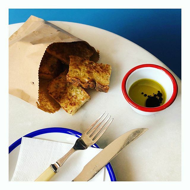 ThePalumbos's tweet photo. Eat focaccia! Not only are you helping to support local Edinburgh businesses, it’s also delicious & is perfect alongside a Negroni! 🍞🥃❤️
#inbreadwetrust #localbusinessowners #edinburghfoodbloggers #edinburghbusiness https://t.co/ua0DOFq9pc https://t.co/RqiwWNkz9v