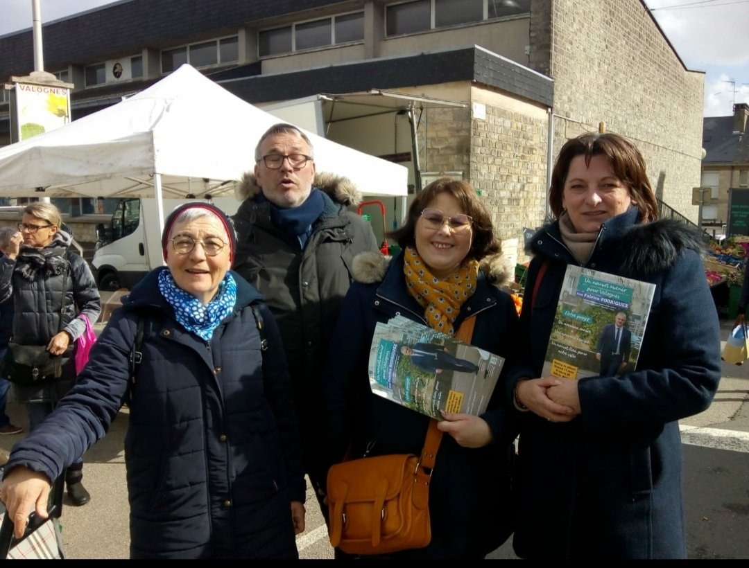 hervieufamily's tweet photo. On ne lâche rien ! Échanges toujours aussi intéressants avec les Valognais depuis plusieurs semaines nous avons été à la rencontre de nos concitoyens. La solution de la médecine salariée intéresse c'est la solution pour ne pas avoir un PSLA vide .... https://t.co/YJebUmUpoV