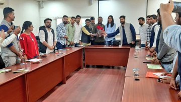 AfzalKhan_INC's tweet photo. NSUI National Incharge Ms. 
@guptar
 attended NSUI Social Media National Executive Meeting. Issues like nationwide #NSUI119 university outreach program and strengthening of NSUI on Social Media were discussed in detail.
@Neerajkundan https://t.co/wxfKQu6lqG