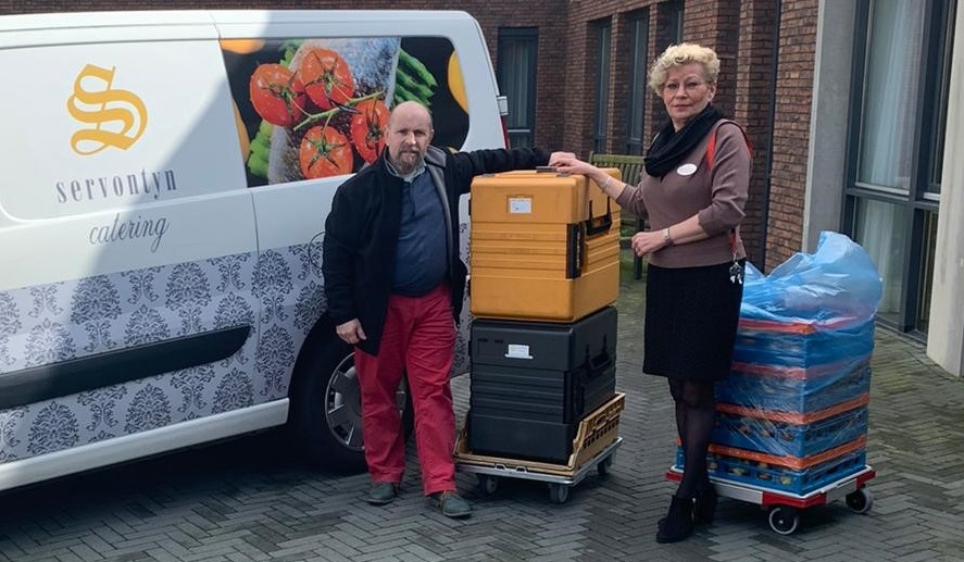 .<a href="/Servontyn/">Servontyn Catering</a> zou vandaag de catering doen voor een bijeenkomst van @GeldersOrkest maar die is vanwege #corona geannuleerd. Wat doe je dan met de klaargemaakte hapjes voor 100 personen? Nou, die breng je dan naar de bewoners van @DGGArnhem. De ouderen hebben ervan genoten zojuist!