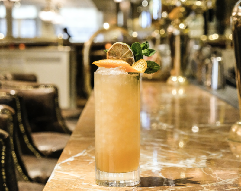 Friday scenes at our bar! 😍 Who’s heading down after work for their favourite cocktail?