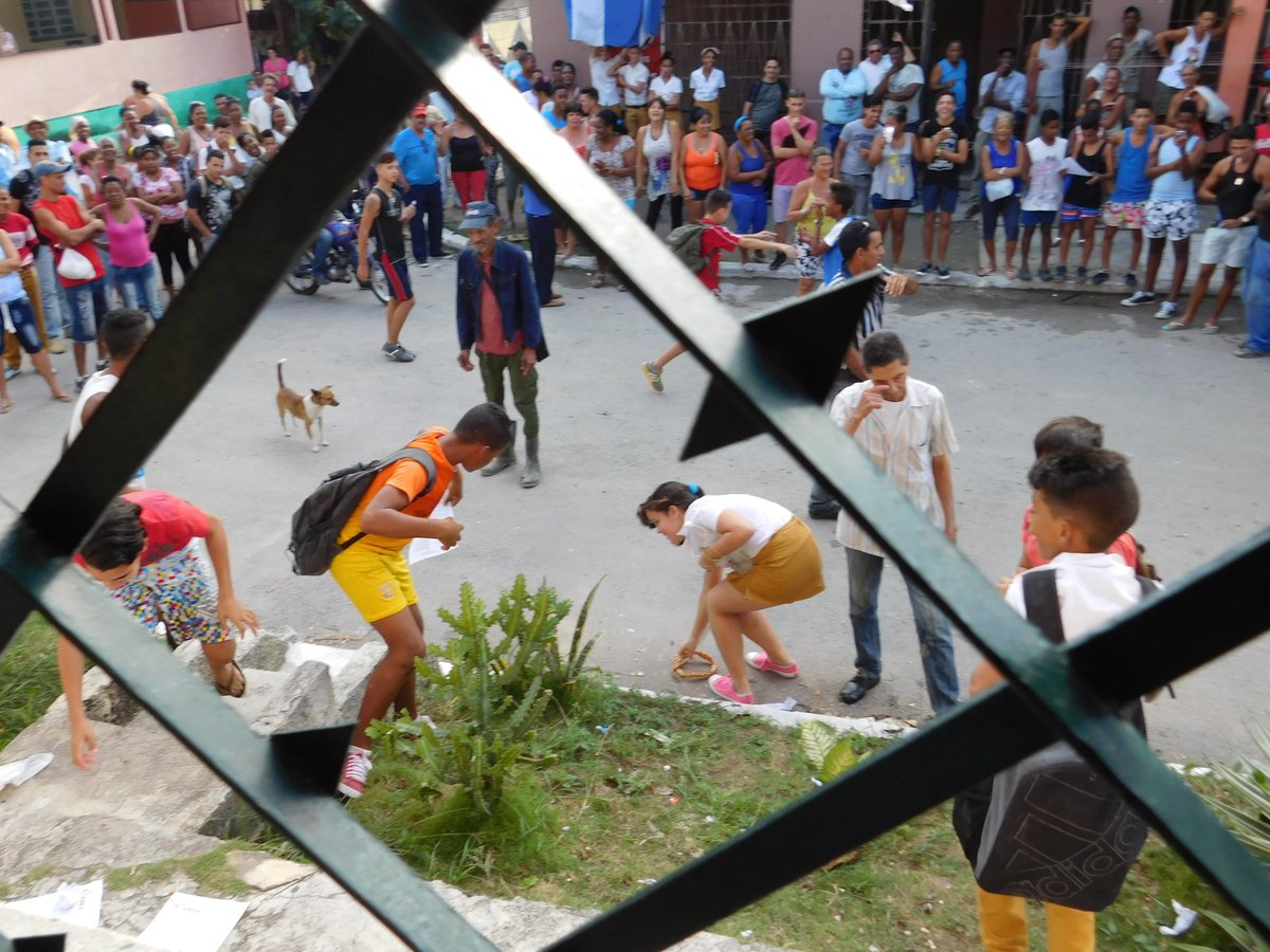 Primer acto de repudio contra <a href="/DamasdBlanco/">Damas de Blanco PREMIO ANDREI SAJAROV 2005</a> en Lawton La Habana #Cuba.
El DSE y PCC usaron niños en ese acto represivo.
<a href="/USEmbCuba/">Embajada de los Estados Unidos en Cuba</a>
#MartiNoFueComunista 
#RevolucionEsRepresion en Cuba 
#PresosPorQue en Cuba 
📌📌📌m.facebook.com/story.php?stor…
