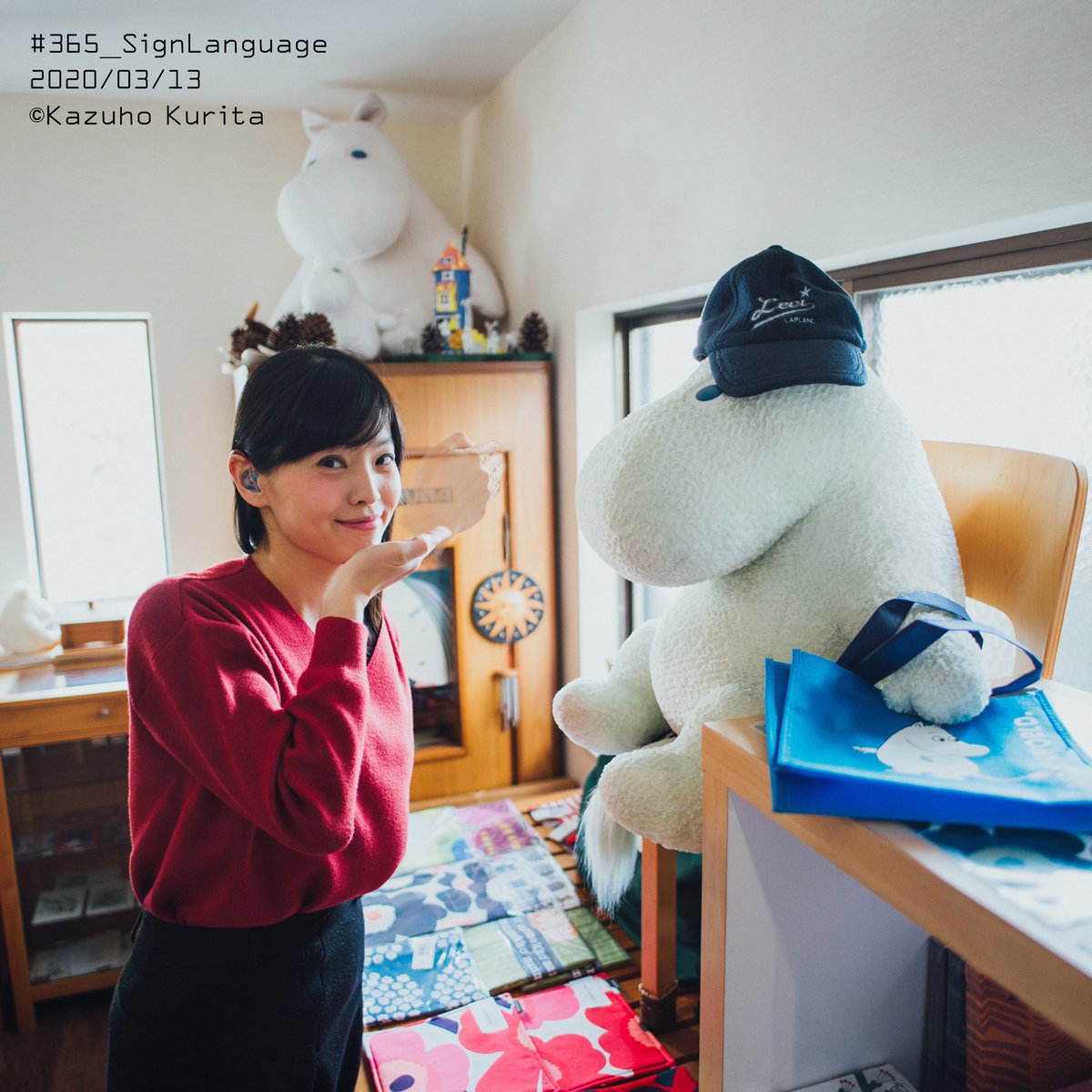 SignLab_2010's tweet photo. #365_SignLanguage
【ムーミン / Moomin】
ムーミンの顔の形から。
ムーミンの鼻の上部→先端→アゴの順番で手を動かします。
ムーミンの生まれた国『フィンランド』で使われている手話です🇫🇮
#FinnishSignLanguage
#手話
#一日一手話
#毎日手話
#手話のある生活
#SignLanguage https://t.co/anGpetTIkw