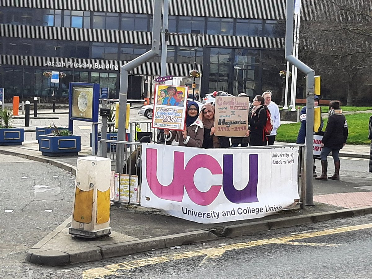 huducu's tweet photo. Loving the UofH student support on our final picket line #FourFights #UCUstrike #UCUstrikesback #itsacryanshame https://t.co/xggSQLKQZb