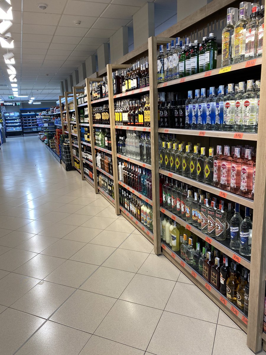 pbretons15's tweet photo. La única sección en la que no falta de nada. Menuda cuarentena tristona os vais a pasar hermanos #coronavirus #mercadona https://t.co/sd2l2tcybg