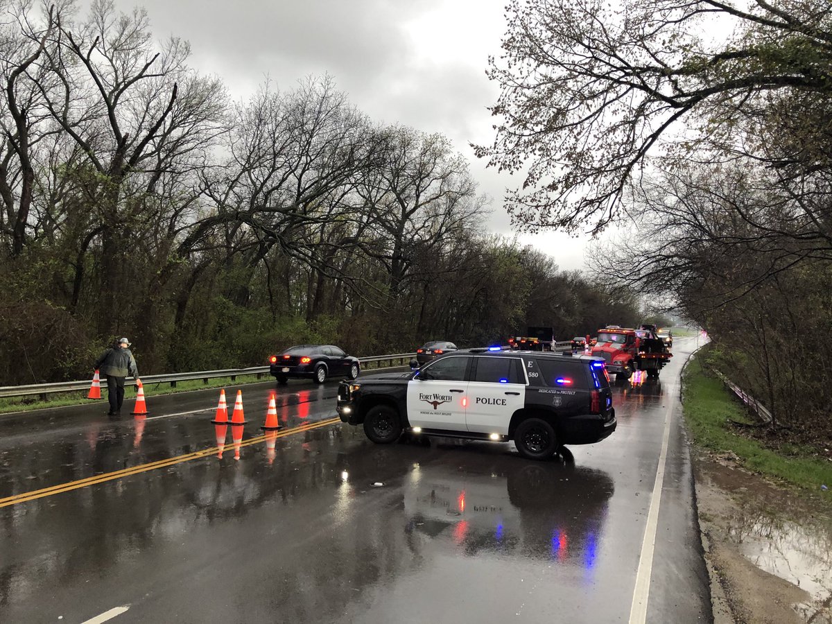 PhotogDHNBC5's tweet photo. FWPD working high water crossing 9000 block of Trinity Blvd. No injuries, 5 cars towed away. https://t.co/4ZGdaic5ac