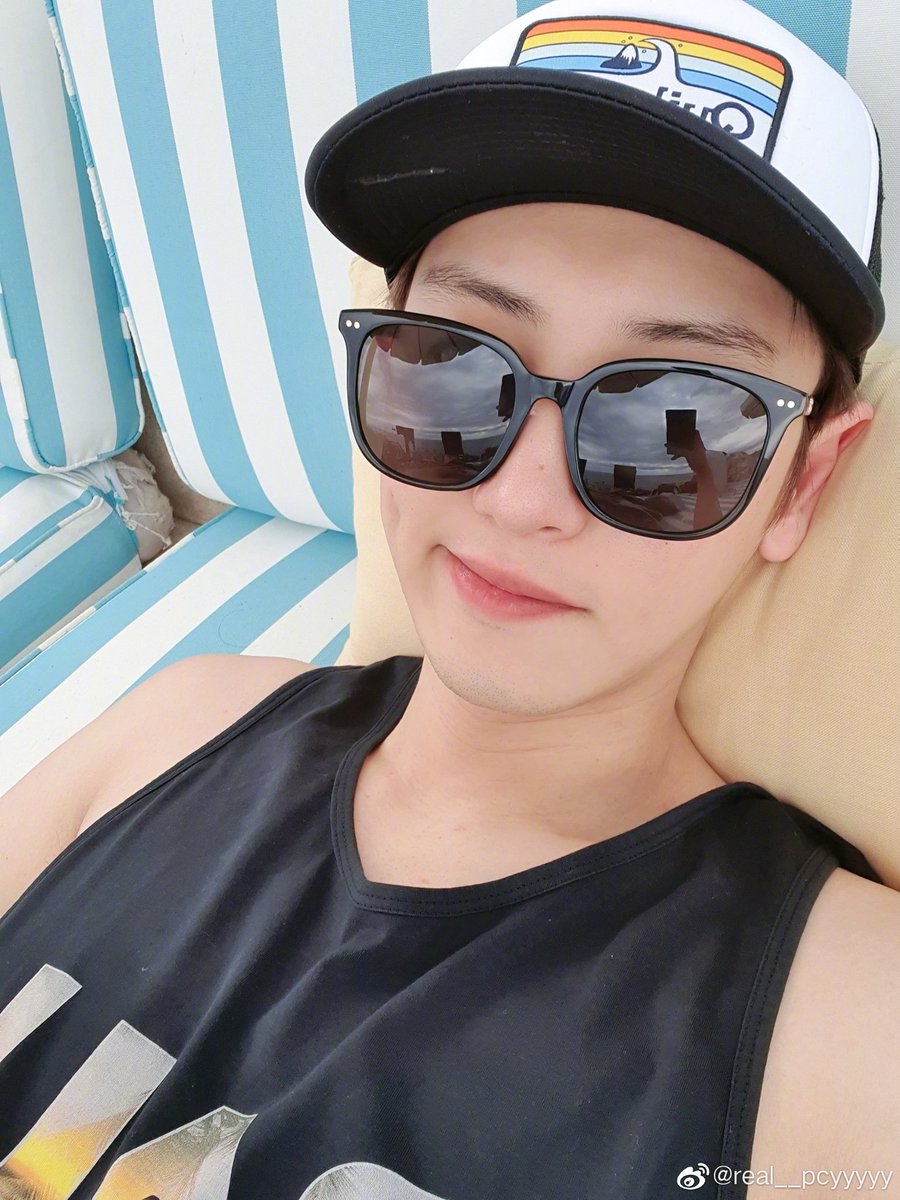 chanyeoltesudo's tweet image. não mas real, essa selfie é perfeita: não tem um filtro absurdo modificando o rosto do chanyeol, dá pra ver claramente cada detalhe desde os poros no nariz até a barba voltando a crescer, ele tá de boné e regata, e ainda tem A COVINHA-