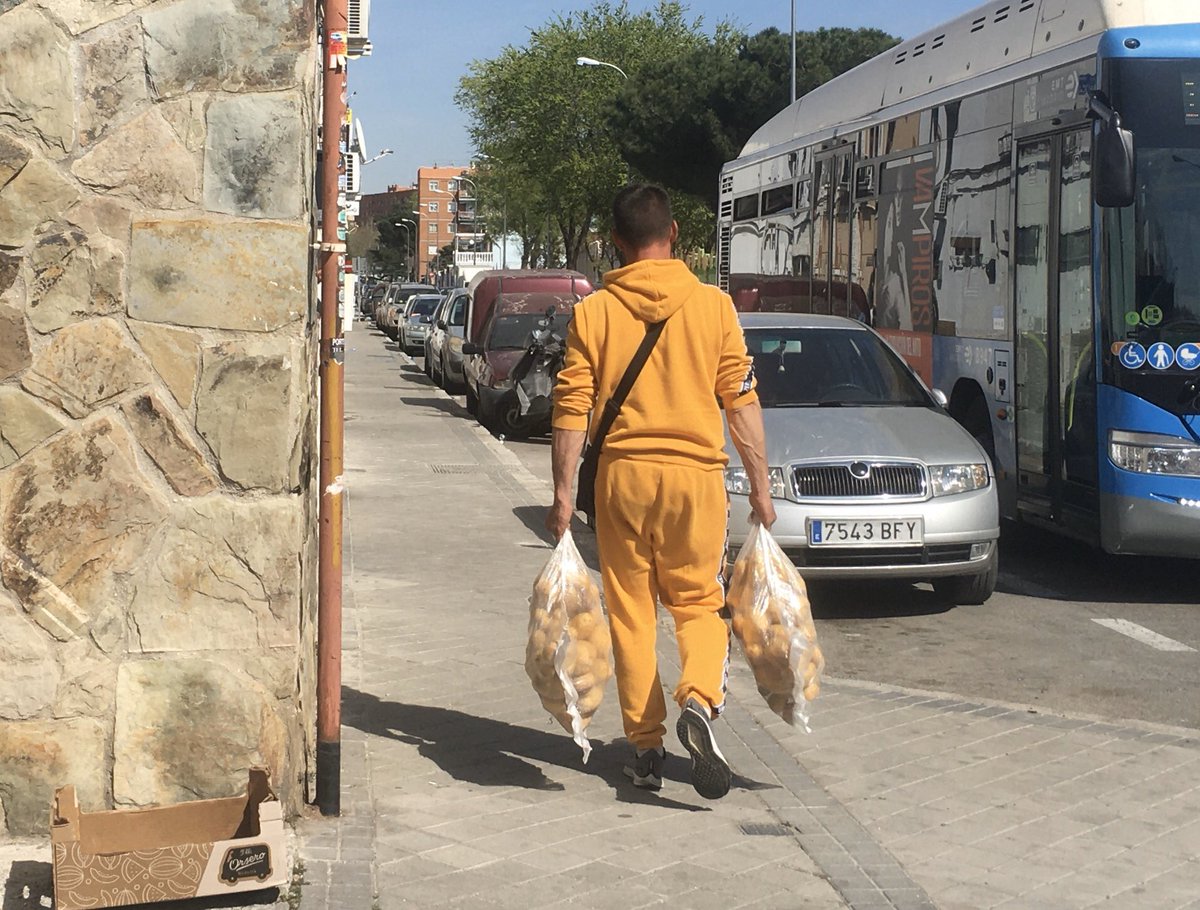 Tere_Palomo's tweet photo. Aprendan! Los gitanos de mi barrio, ante el cierre de los mercadillos estan regalando fruta y verdura a las personas mayores. Llevan desde esta mañana. Esa es la solidaridad del pueblo. A ver si aprendemos!! Ole el pueblo gitano!! https://t.co/I9LrwaC921
