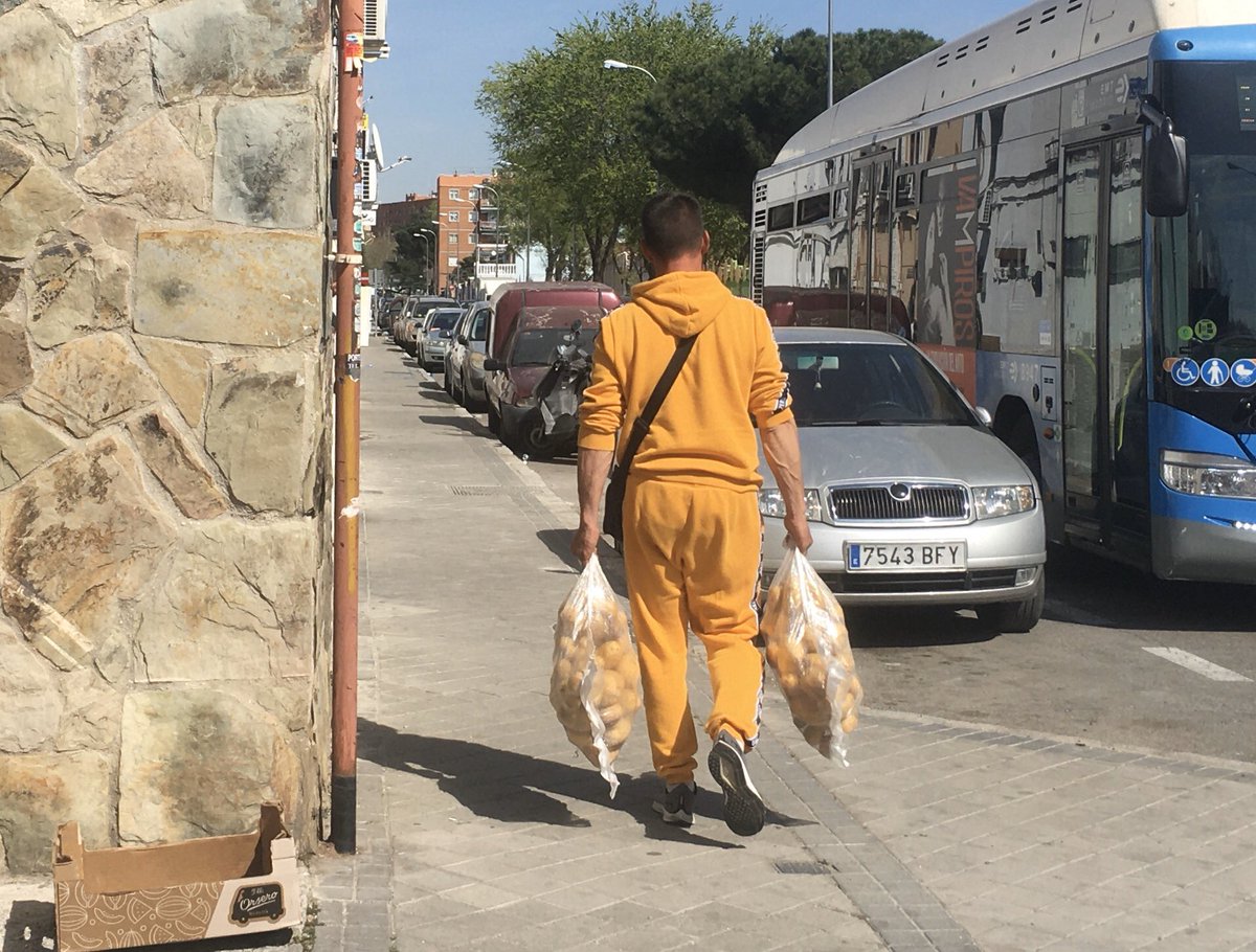 Aprendan! Los gitanos de mi barrio, ante el cierre de los mercadillos estan regalando fruta y verdura a las personas mayores. Llevan desde esta mañana. Esa es la solidaridad del pueblo. A ver si aprendemos!! Ole el pueblo gitano!!