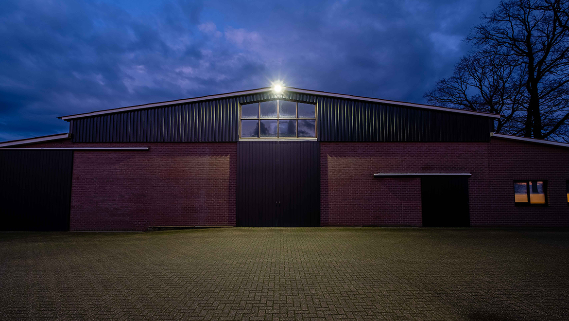 SILVERSUN_LED's tweet photo. Nuestros compañeros de Ecobility Benelux han completado el reemplazo del 100% de la iluminación de la escuela de equitación @StalDeSjiem en Holanda. Ahora, un sistema #LED ilumina sus instalaciones. Más info en el siguiente link: https://t.co/k8JG5ixxgr https://t.co/shhZmTcqKu