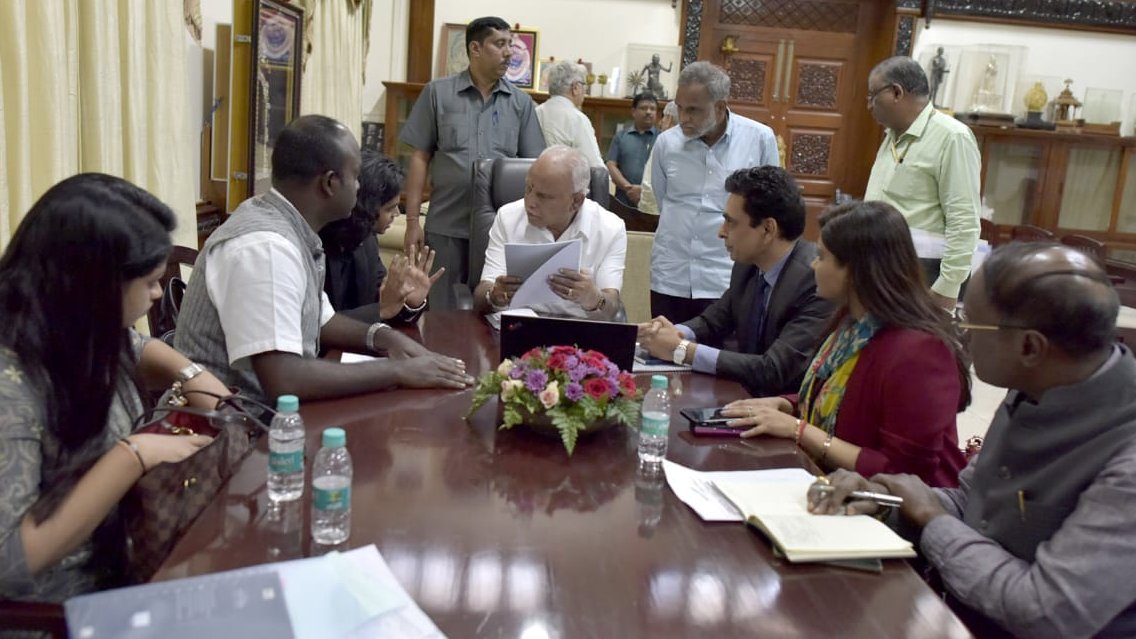 CMofKarnataka's tweet photo. ಮುಖ್ಯಮಂತ್ರಿ ಶ್ರೀ @BSYBJP ಅವರನ್ನು, ದಾವೋಸ್ ನ ವರ್ಲ್ಡ್ ಇಕನಾಮಿಕ್ ಫೋರಂನ ಇಂಡಿಯಾ ಸೆಂಟರ್ ಫಾರ್ ಫೋರ್ಥ್ ಇಂಡಸ್ಟ್ರಿಯಲ್ ರೇವಲ್ಯೂಶನ್ ಮುಖ್ಯಸ್ಥ ಪುರುಷೋತ್ತಮ್ ಕೌಶಿಕ್ ಭೇಟಿಯಾಗಿ ಮಾತುಕತೆ ನಡೆಸಿದರು. 

ಮುಖ್ಯಮಂತ್ರಿಗಳ ಸಲಹೆಗಾರ ಎಂ.ಲಕ್ಷ್ಮೀ ನಾರಾಯಣ್ ಉಪಸ್ಥಿತರಿದ್ದರು. https://t.co/OzuT8mC2lb