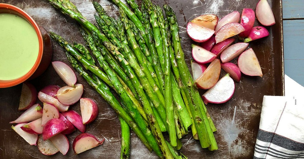 10 Simple Ways to Cook Tender Asparagus saveur.com/gallery/cookin…