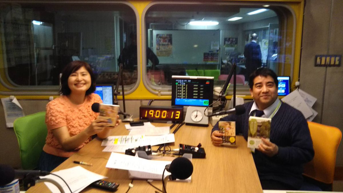 MiyazakiBookAWD's tweet image. 📻#MRTラジオ📻
「#明日が見えるラジオ」で
#宮崎本大賞  
#青山美智子　さん
『#木曜日にはココアを』
ご紹介させて頂いた様子です📚

写真は#前田晶子 さんと
#明林堂神宮店　大塚店長

radikoでも聴けるので
今ドキドキしながら聴いてます🎧💕🎧
4枚目の写真は明林堂書店神宮店の展開写真です