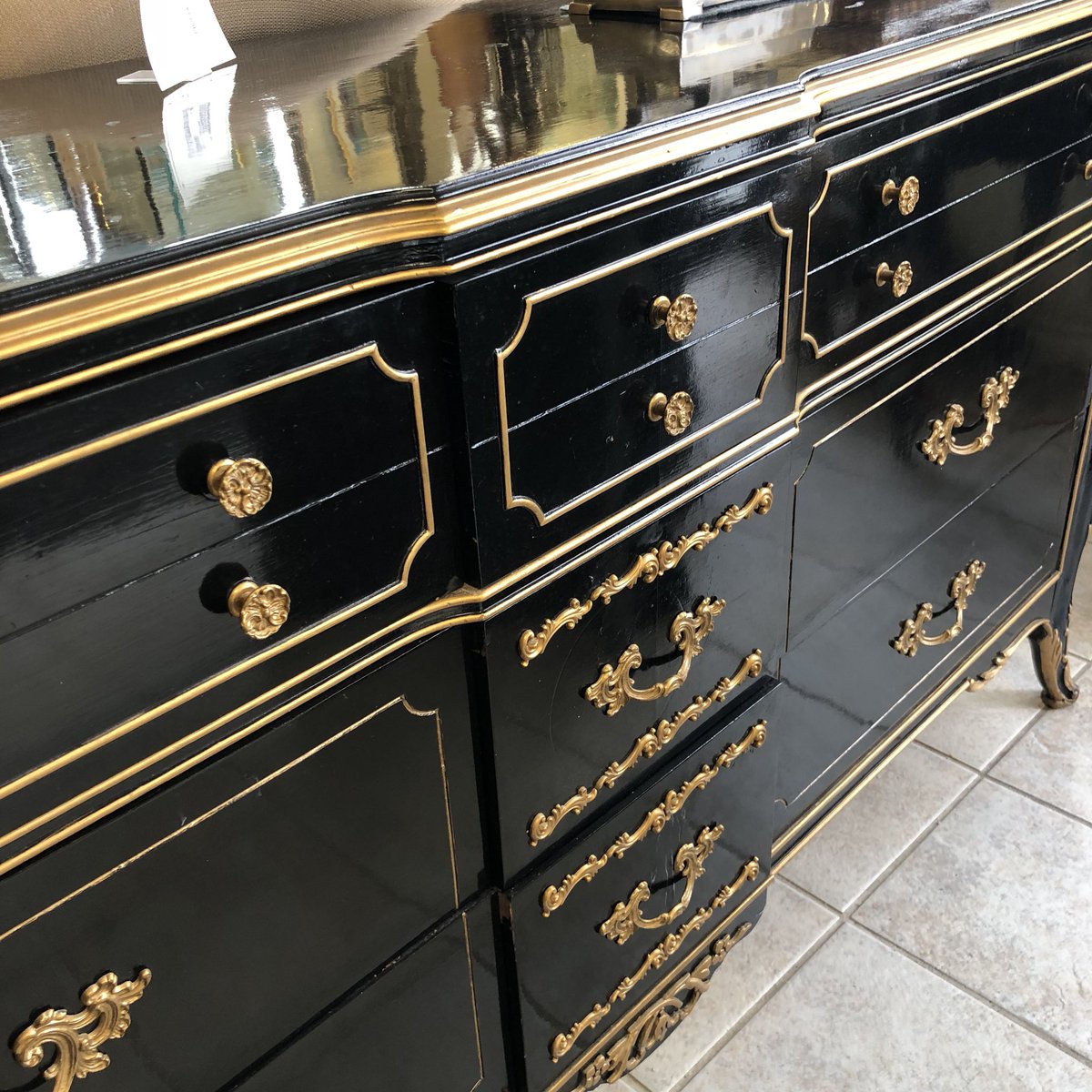 OfThingsPast's tweet photo. [ Buffet ]
There’s something so modern about a traditional piece in black. #loveconsignment https://t.co/KxfGv9aHBx