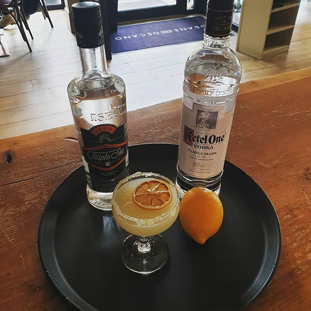 The Lemon Drop! The sun is out and it's the start of the weekend! Call in for a bite to eat and a cheeky little cocktail to start the weekend off right! 
#friyay #deaneanddecano #sunsout #businessasusual #eatatdeanes #lisburnroad ift.tt/2WbEddA