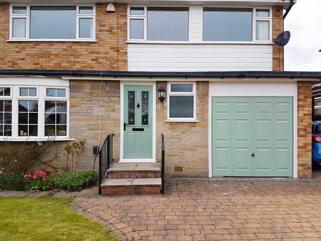 Colour co-ordination is 🔑 when it comes to improving the aesthetics of your home.

This #Hörmann Georgian up and over #garagedoor with a matching Hörmann ThermoComp #frontdoor is a great example of that 🤩