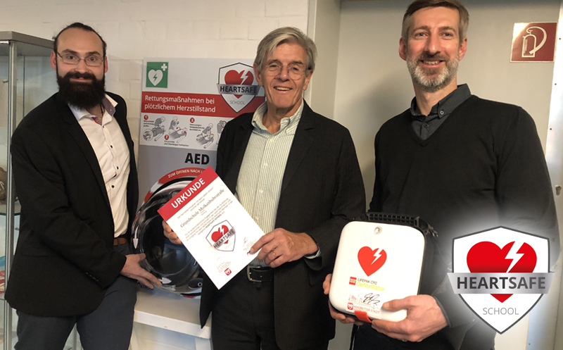 Herzsichere Schulen in Hamburg
Die Goethe-Schule-Harburg und die Grundschule Molkenbuhrstraße wurden als „Heartsafe School“ ausgezeichnet. Mehr unter: defiworld.de

<a href="/dieHerzretter/">Ich kann Leben retten! e.V.</a> <a href="/StrykerEC/">Stryker Emergency Care</a> <a href="/deROTAID/">ROTAID™ AED CABINETS</a>