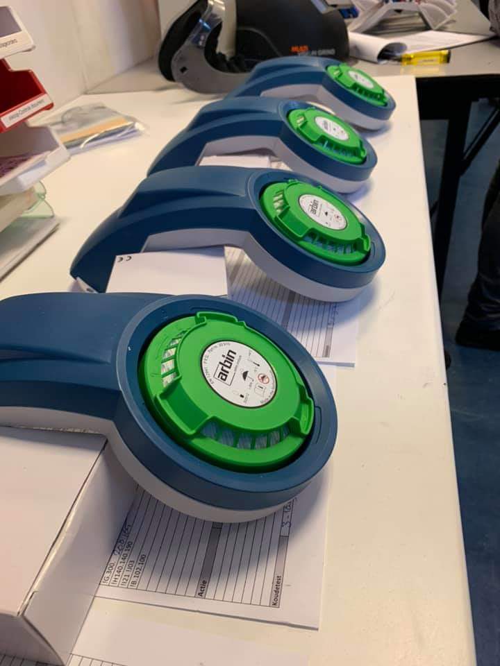 ArbinSafety's tweet image. Assemblage luchtmasker. Gezien de grote vraag naar luchtmaskers zetten we wederom een nieuwe productierun in!
arbinsafety.nl/nl/webshop.html @Anna_Ziekenhuis @CatharinaZKH @elkerliek @MMC
