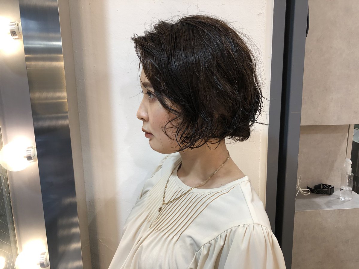 パーマのリクシ 町田の美容室 Acce 代表 ブリーチ履歴あり 伸ばしたいけど飽きてきたボブ 全体にゆるくウェーブ感出しつつ 毛先は無造作に動かしてセットしやすく スタイリングはちょいウェットでワックス揉み込むのみ Rikushiのパーマ