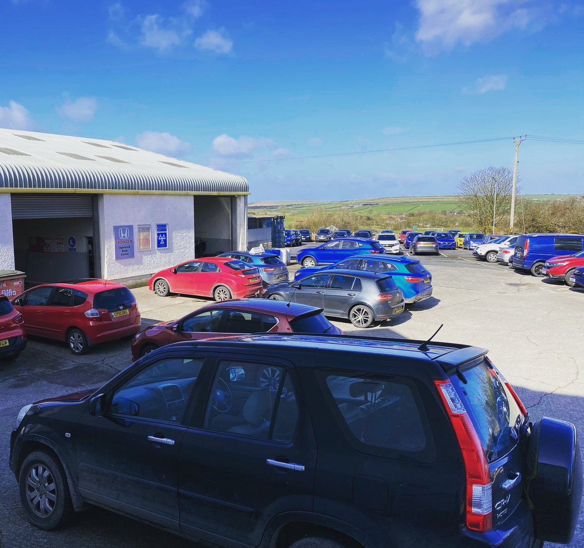 Are the technicians busy today? 🚗🚙🚗🚙
•
#officediaries #workshopdiaries #garage #workshop #technician #mechanic #newcars #usedcars #carsofinstagram #carswithoutlimits