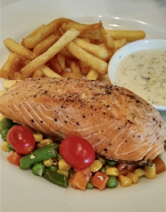 MeatmyBread's tweet photo. Bingung mau dinner makan apa? Yuk nikmati Salmon Steak di Meat My Bread dengan harga terjangkau, menu tersebut tersedia di cabang Plaza Renon dan di cabang Jl. Wr. Supratman no.9 Denpasar, Bali yang buka sampai jam 11 malam lho! Yuk Gojek &amp; Grab-in aja.. https://t.co/4WNL6GZ31r