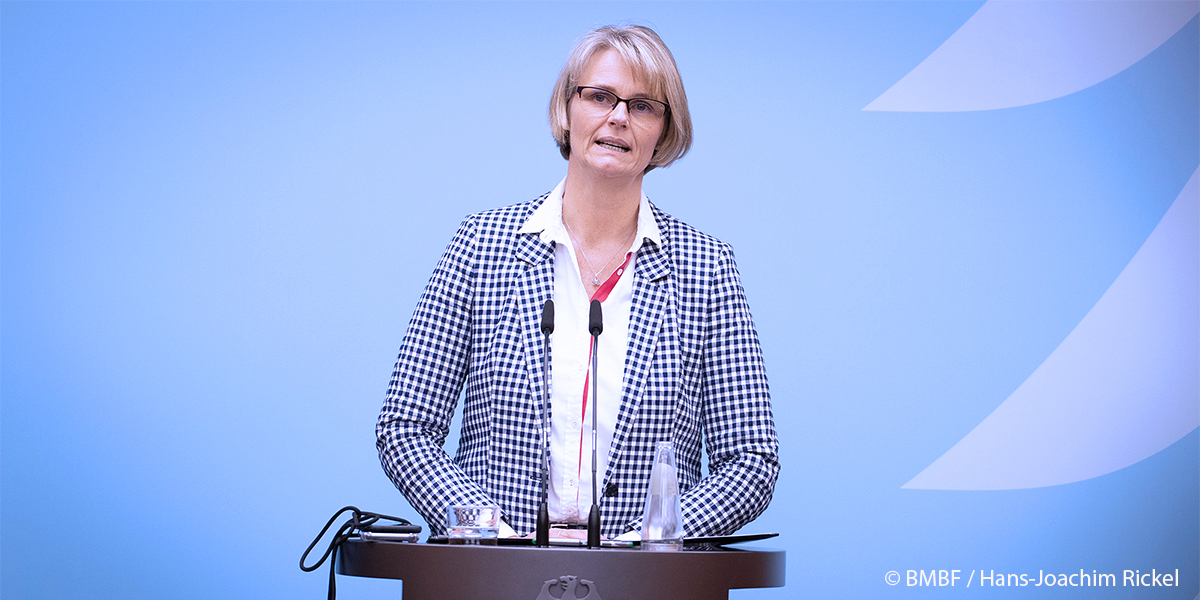 BM <a href="/AnjaKarliczek/">Anja Karliczek 🇺🇦🇮🇱</a> zu #BAföG und #COVID19: „Auch wenn Schulen &amp; Hochschulen geschlossen werden, erhalten BAföG-Geförderte ihre Ausbildungsförderung weiter. Niemand soll sich wegen der #CoronaPandemie um seine BAföG-Förderung Sorgen machen müssen." Zur PM 👉 ow.ly/XojX50yKXXs