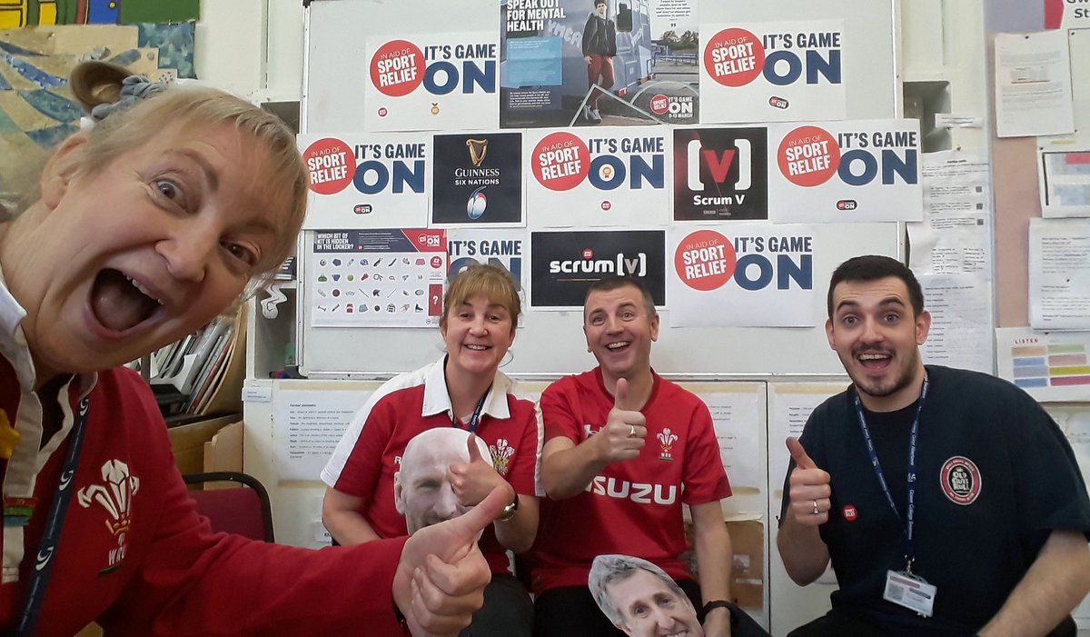 MarilynSwansea's tweet photo. When Llwyn y Bryn Visual Arts staff and students @GowerCollegeSwa discuss mental health awareness @BBCScrumV @sportrelief It's Game On @Nigelrefowens @gareththomas14 @JiffyRugby @AlunWynJones @rossharries1 Best rugby team! #wellbeing #notjustaclassroom https://t.co/CzEKhdvKit