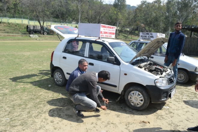 Whiteknight_IA's tweet photo. #IndianArmy conducted 21 days #DrivingCadre at #Naushera aimed to provide suitable platform & exposure to youth to hone driving skills as part of #YouthEmpowerment. Capsule included driving lessons, participants provided learners driving license. #ArmyForYouthDevelopment @adgpi https://t.co/KkI802LsrT