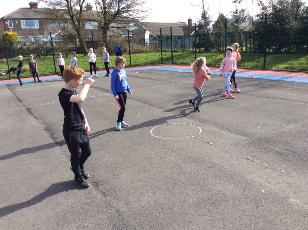 WorsthorneSchl's tweet photo. The children have been focussing on passing and scoring a try. @ @simon_finnan https://t.co/aieI0UNreE